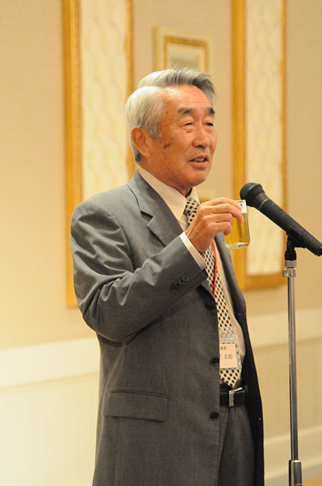 議事が無事に進行し、いよいよ第二部の開始です。乾杯のご発声は、５回生学年主任をされた木村久和先生（現 永徳高校校長） 。