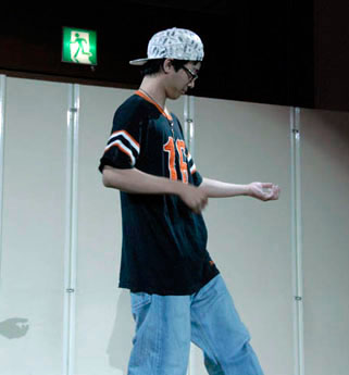 今年卒業したばかりのsaya（31回生）さんとその仲間によるダンスです。