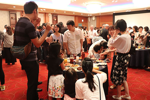 会食＆歓談中のスナップ