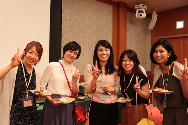 会食＆歓談中のスナップ