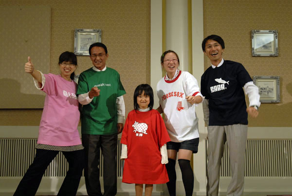 景品の中に、Ｔシャツが５枚入っていました。そのＴシャツを着て記念撮影！