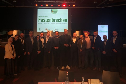 Iftar 2024: Rat der Muslimischen Gemeinden und Integrationsrat sowie die Ehrengäste aus dem Dialogkreis der Abrahamsreligionen mit Oberbürgermeister Thomas Westphal.