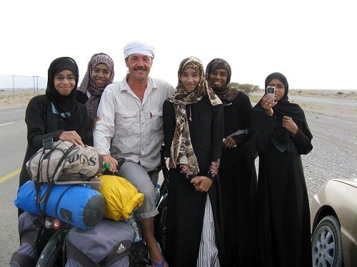 Hahn im omanischen Gastfreundschaftskorb