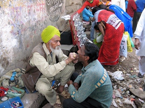 Straßenzahnarzt in Indien