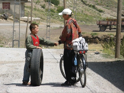 Kurze Straßenfreundschaft