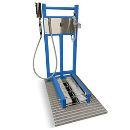 Boot and work shoe washer flush to the floor