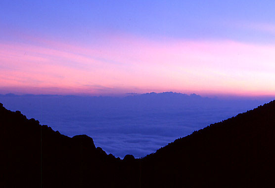 キリマンジャロに登る途中の、カランガ・バレーでの夕焼け。　2001.7.