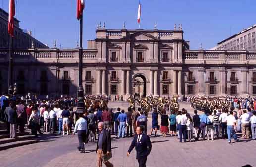 チリ、サンチャゴ。モダネ宮殿前の広場。