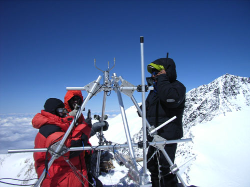 ウェザー・ステーションでの気象観測機器の保守点検作業。