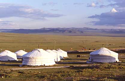 首都ウランバートルの郊外に並ぶ、観光者用のゲル。遊牧民の移動テントをモンゴルではゲルと言います。