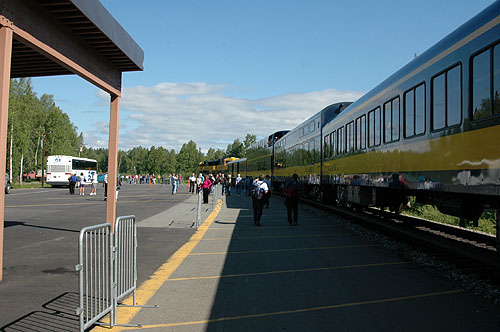 アンカレッジの鉄道駅からデナリ・スターという列車に乗って、デナリ国立公園駅へ行きます。