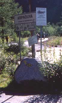 登山口、アルヌーヴァの道標。