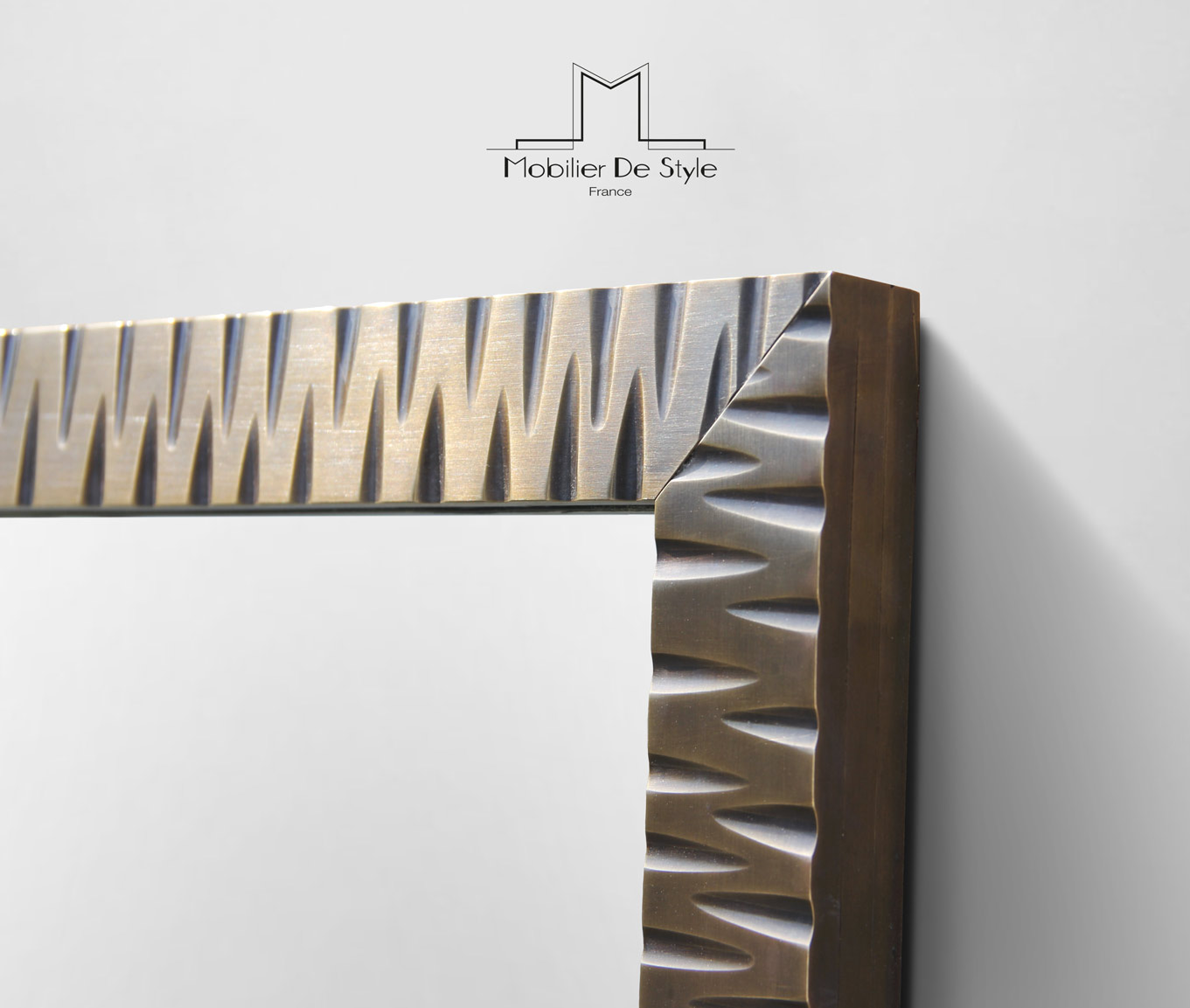 Finish : Patinated brass