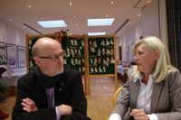 Kritischer Dialog über den Neubau der JVA Münster vor ungewöhnlicher Kulisse, der Trophäenschau:: Thomas Hövelmann im Gespräch mit Martina Klimek (CDU), der Bezirksbürgermeisterin von Handorf. Bild: R