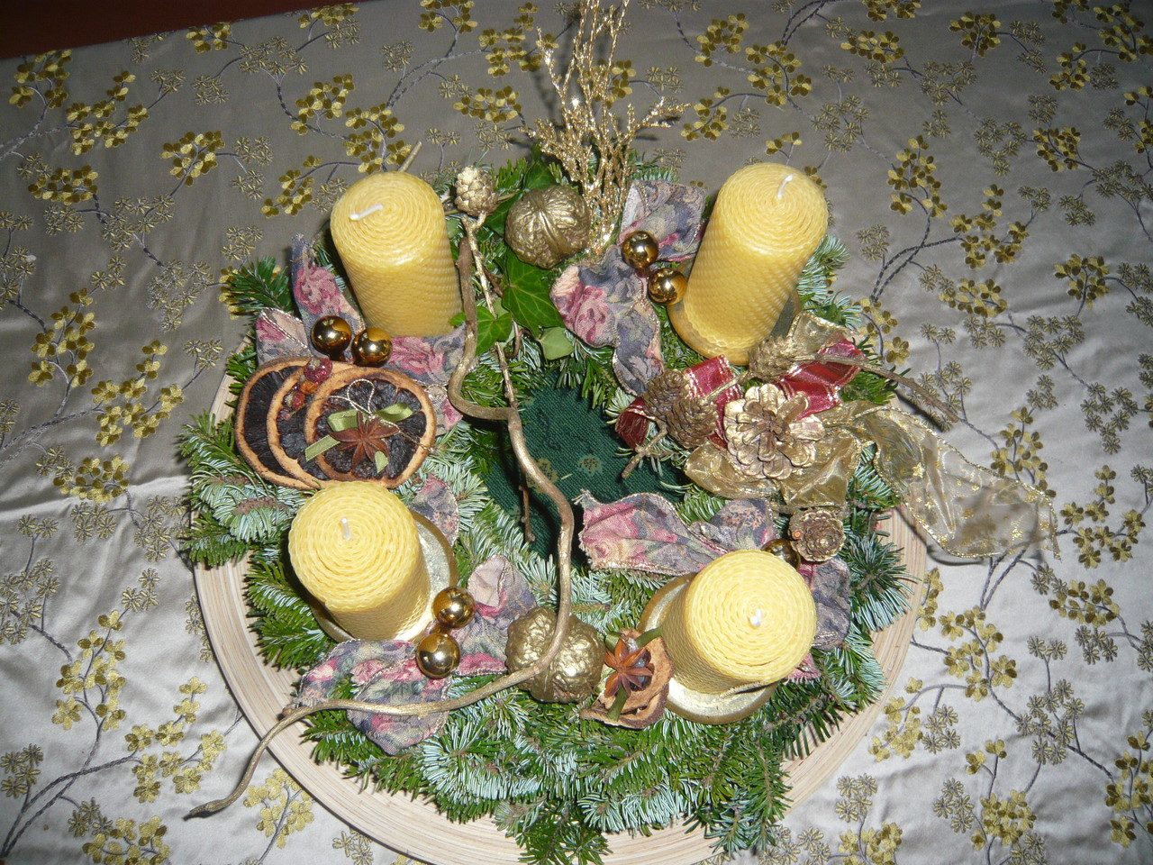 adventkranz 2012, fichtenzweige, efeu, bienenwachskerzen, lärchenzweige, goldnüsse, mascherln, zweig von der korkhaselnuss, getrocknete orangenscheiben, zapfen von der fichte