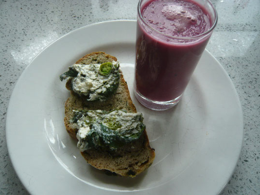 brennnesselbrot, rote rüben - smoothy;  beinwell,wiesenbärenklau - roulade mit ziegenkäse 