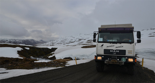 Auf der Fahrt vom Hafen Seyðisfjörður über eine schneebedeckte Hochebene nach Egilsstadir