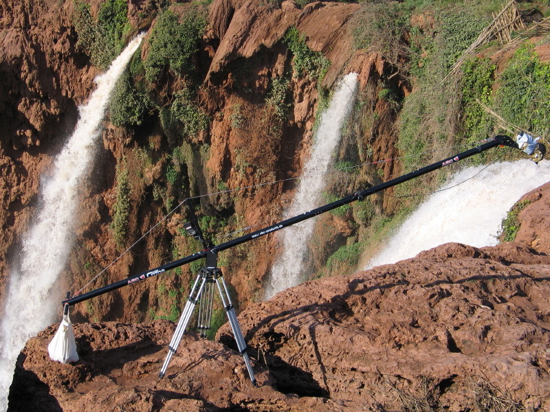 Kamerakran über dem Wasserfall