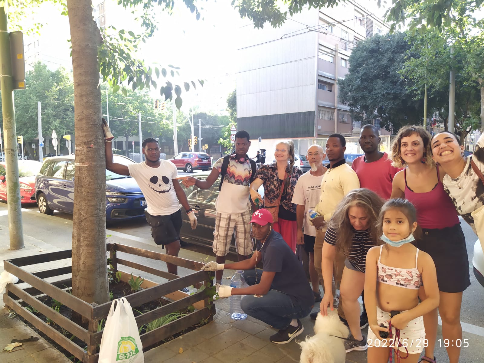 Plantem vida amb PLANETA JOVE. Una jornada intergeneracional de plantació i manteniment del verd urbà comunitari.