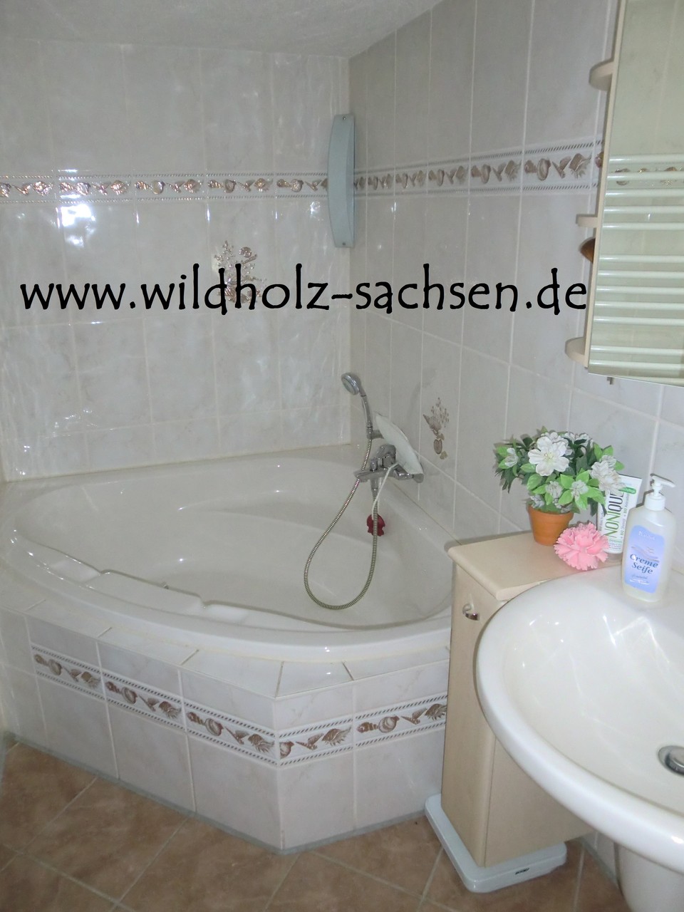 Bad mit großer Wanne, Dusche, WC