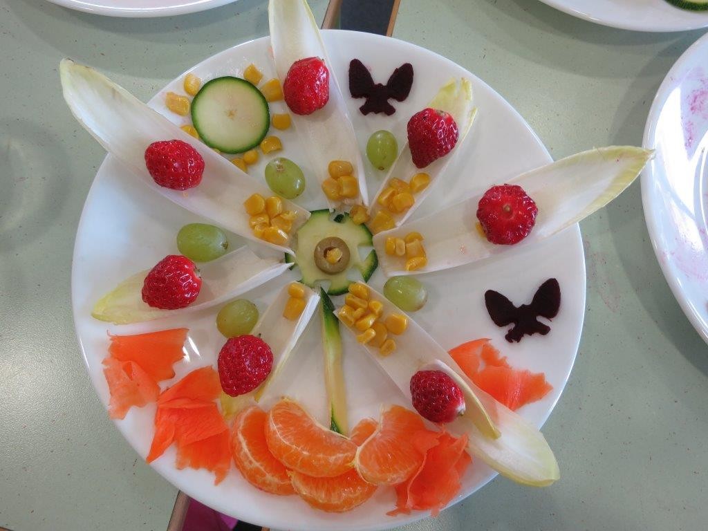 Cours de cuisine enfants à Cervens - food art pour une assiette vitaminée