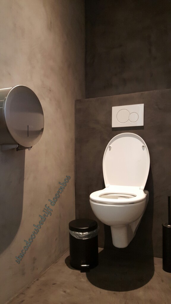 Toilet ruimte volledig in de beal mortex (wand en vloer)