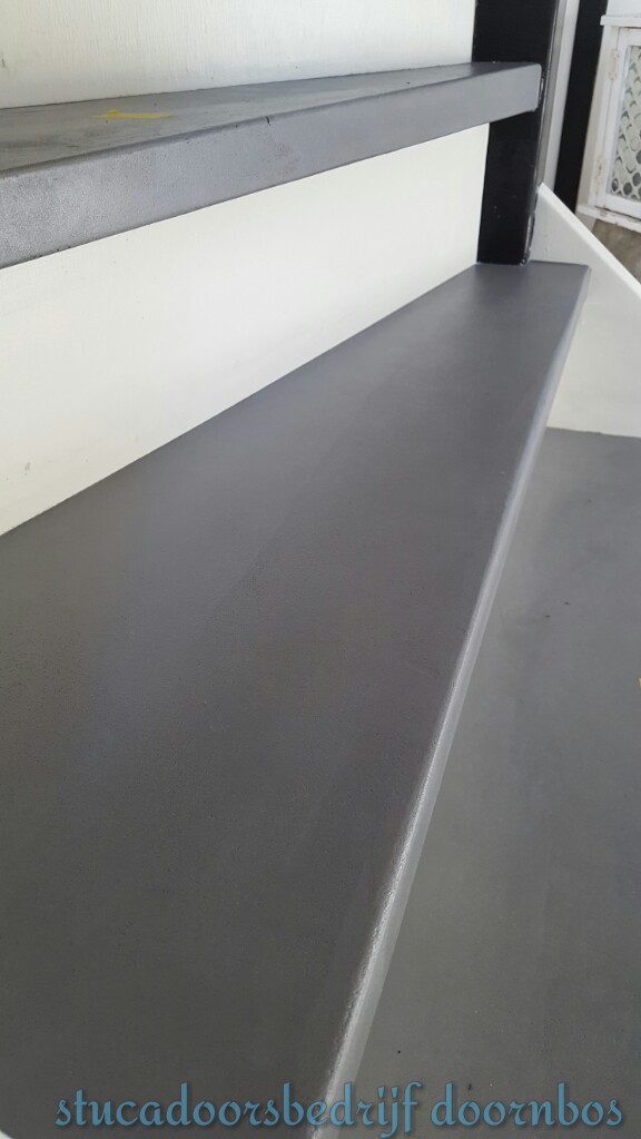 Traptrede met beton ciré
