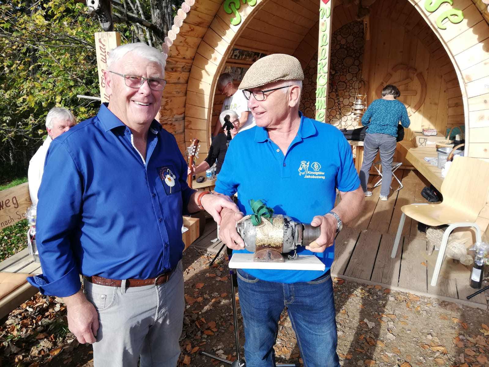 Der "Motor" der Kinzigtäler Jakobusfreunde Gerhard Junker bekommt von seinem Jakobusfreund Franz Schmid einen "Ersatzmotor" geschenkt.