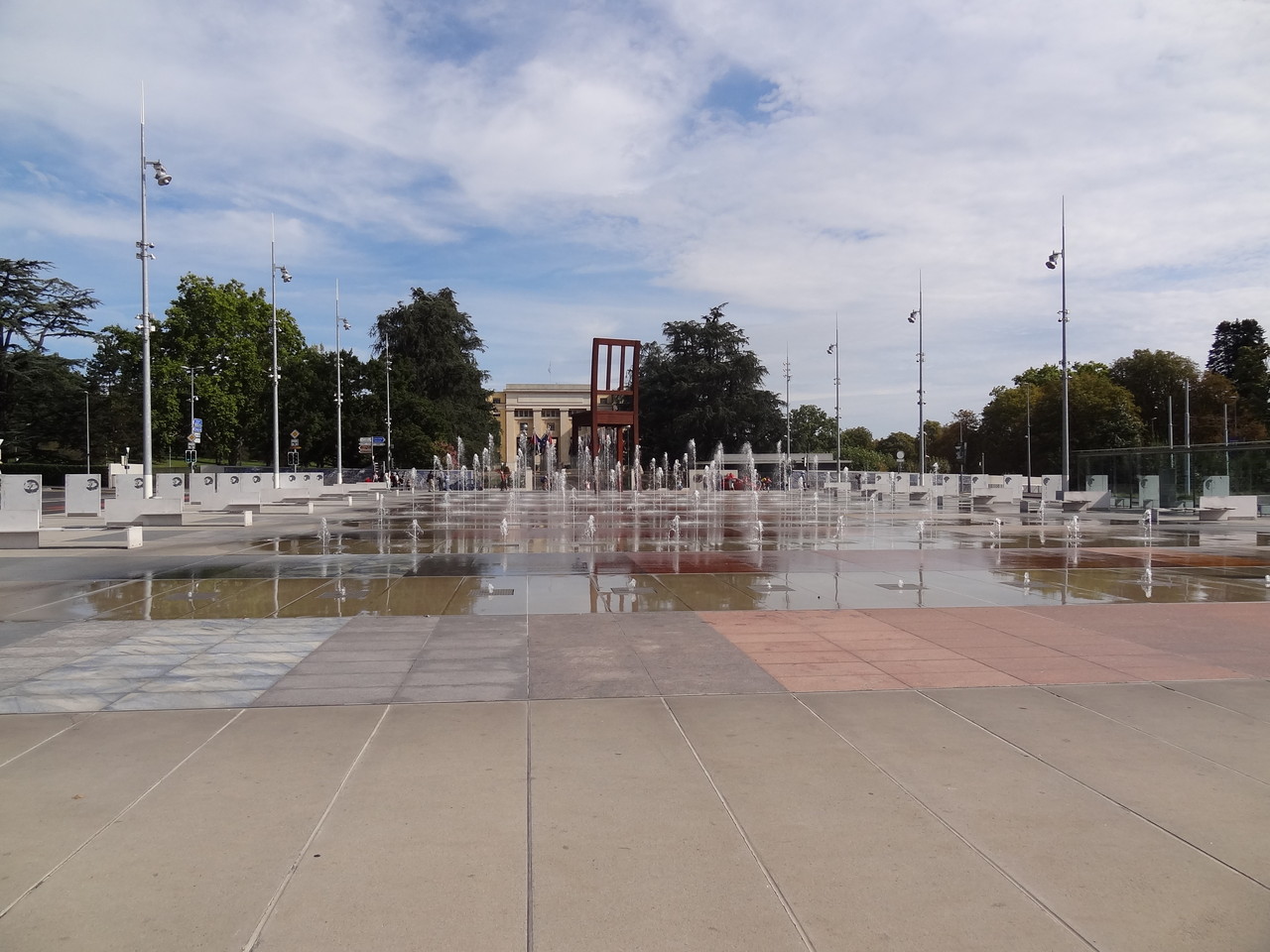 „The broken chair“ am „Place des Nations“