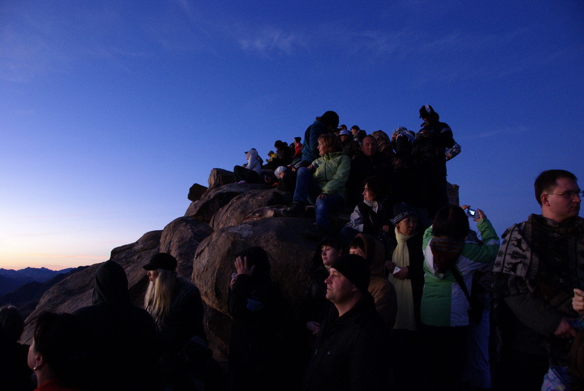 Oben kurz vor Sonnenaufgang auf dem Gipfel