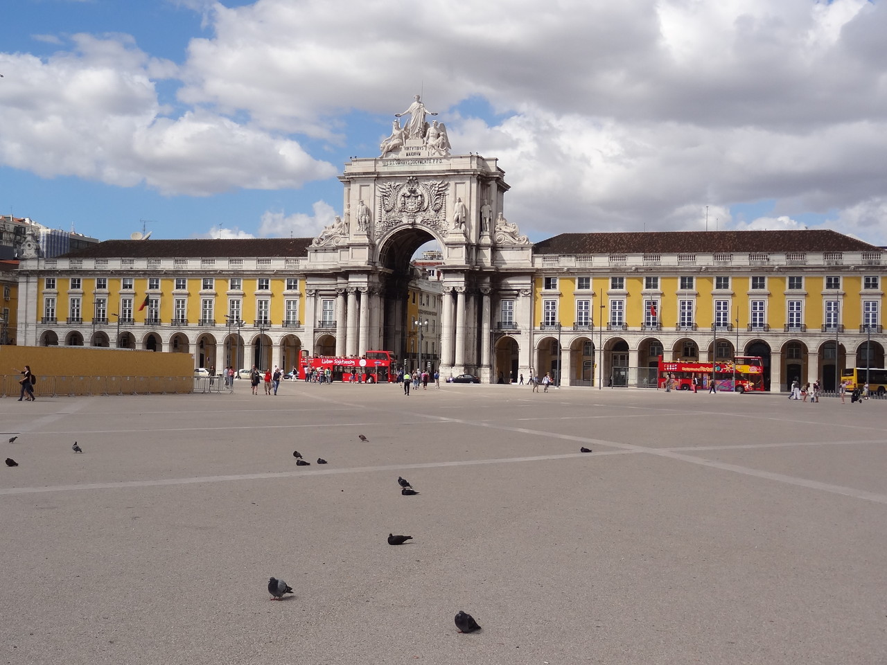 Praca do Rossio/Praca do Coercio, Eingang zur Baixa