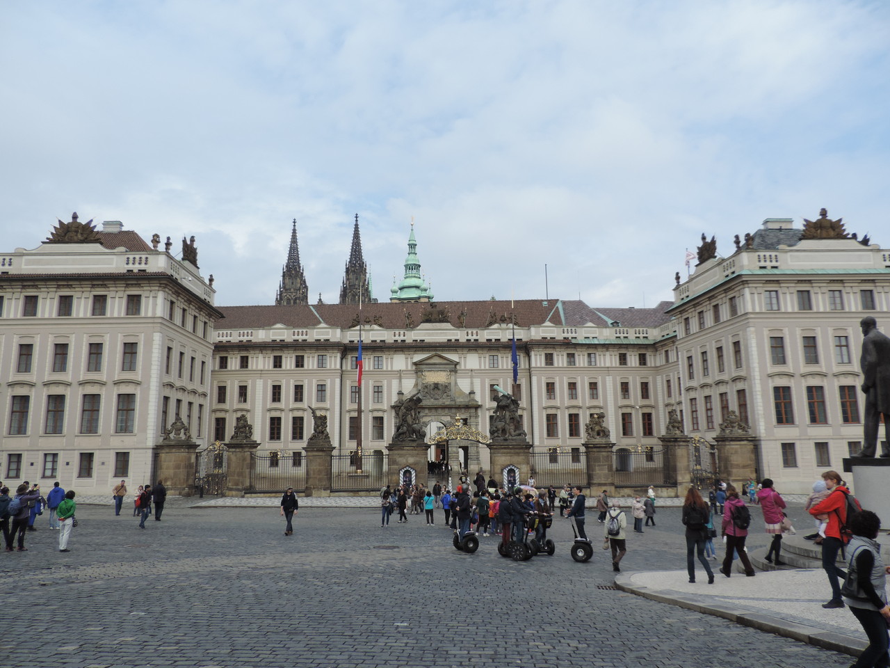 Der erste Burghof der Schlossanlage