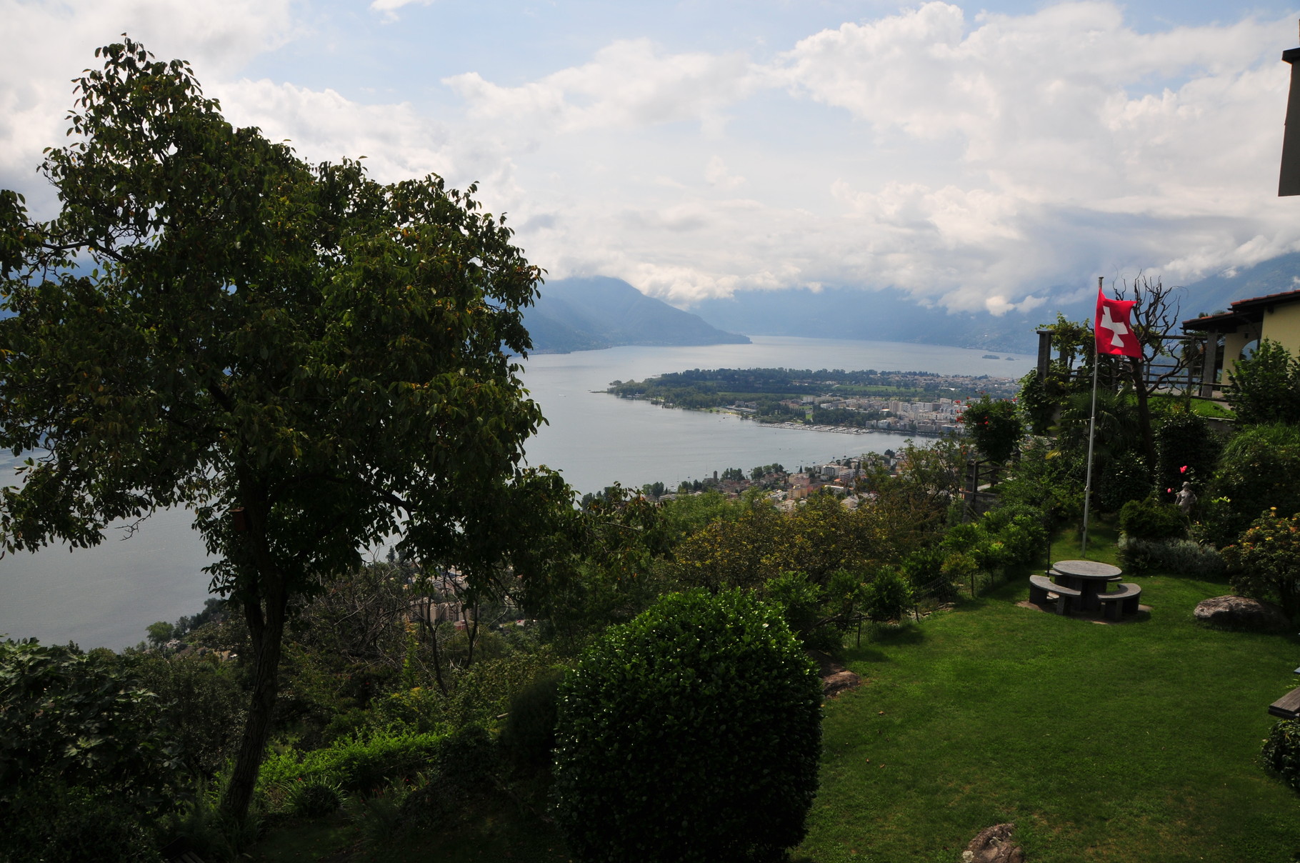 Blick auf Lago Maggiore mit Halbinsel Locarno + Ascona