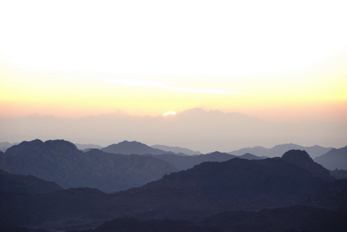 Die Bergketten werden sichtbar