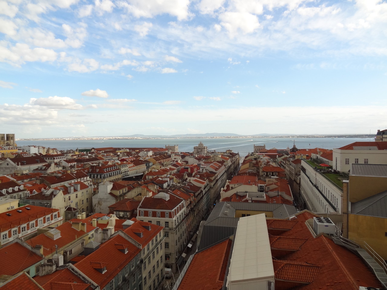 Blick vom oberen Stadtteil Chiado auf die Baixa