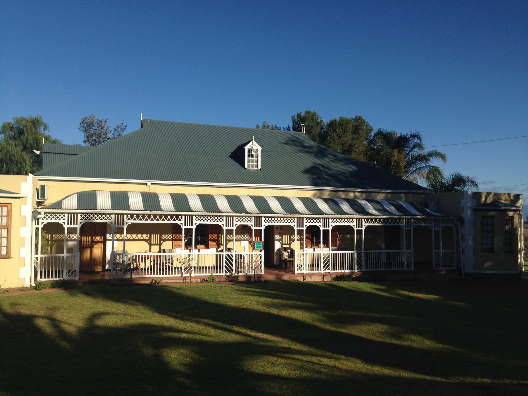 18:00 Uhr Ankunft beim Herrenhaus des „De Tenne Country Guest House“ in Oudtshoorn (Little Karoo) zum Apero