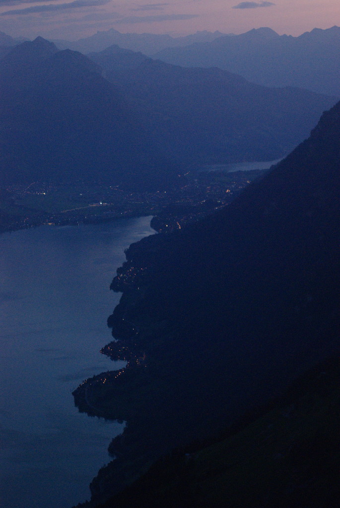 Die Hauptstrasse und Interlaken bei Nacht