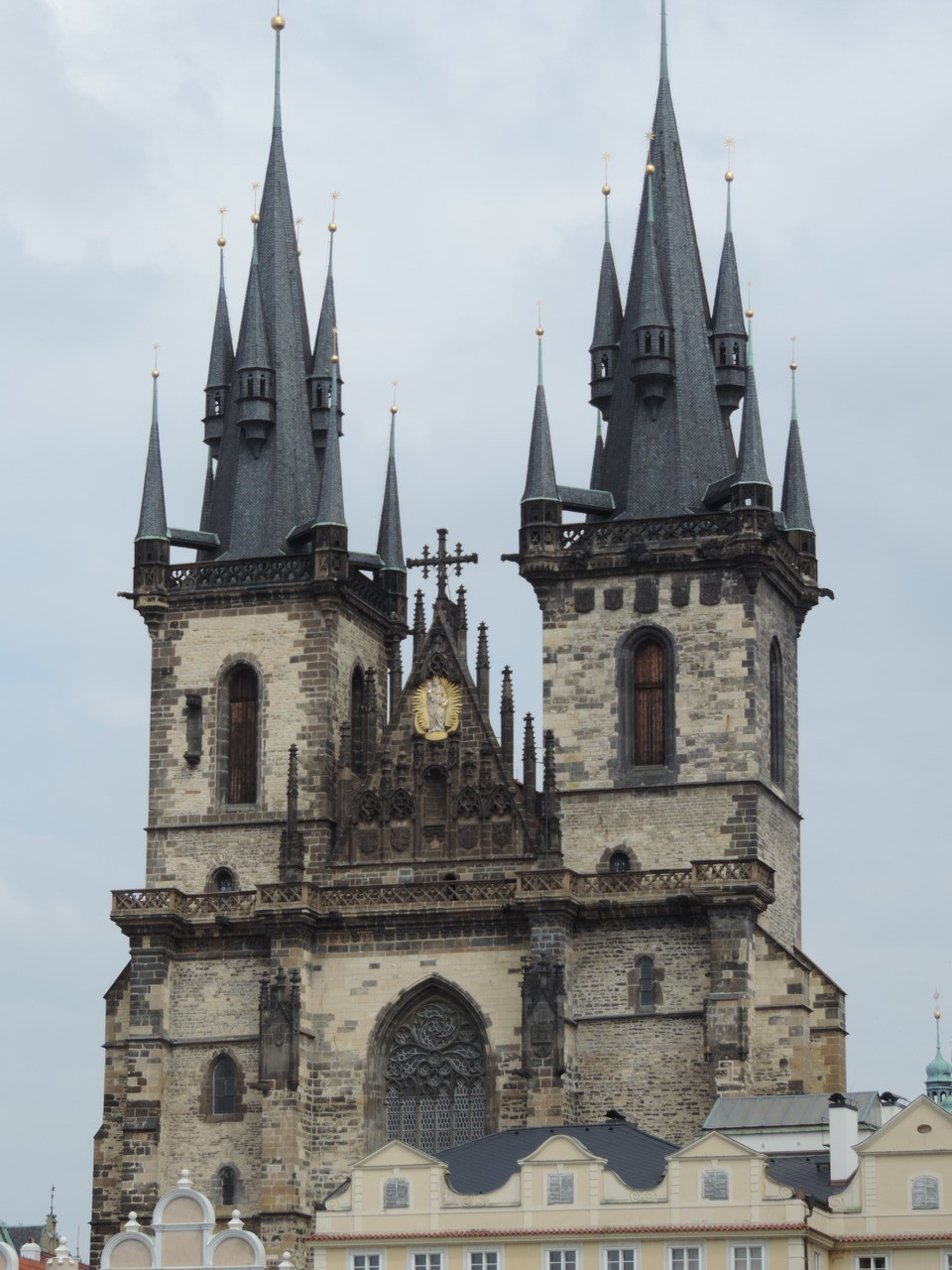 Altstädter Ring mit der gothischen Teyn-Kirche