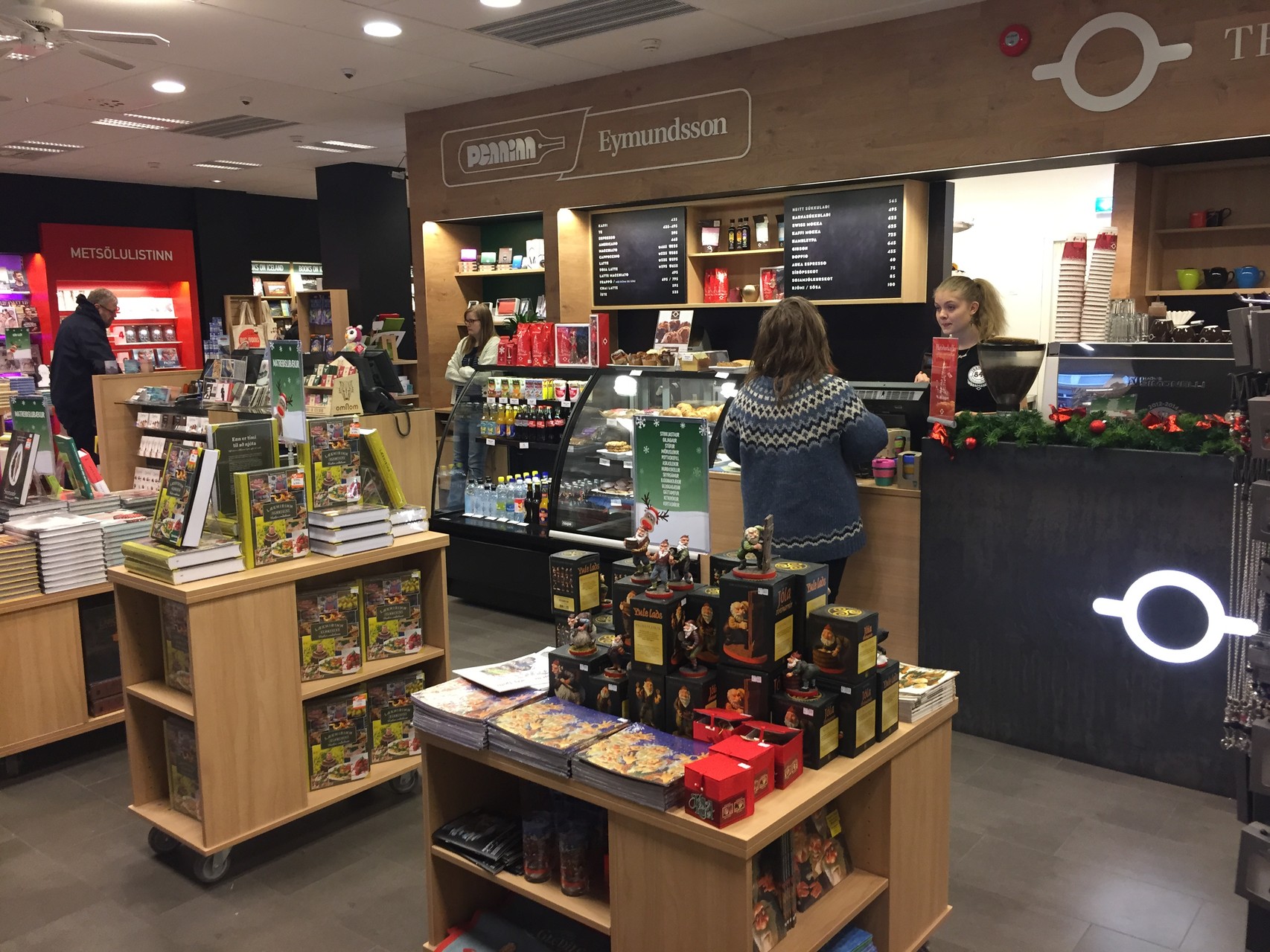 Eymundsson Bücherladen mit Kaffee-Ecke und WiFi