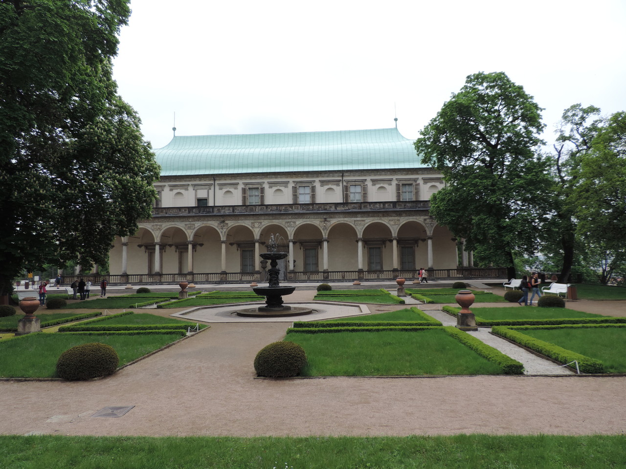 Schloss Belvedere mit dem singenden Brunnen