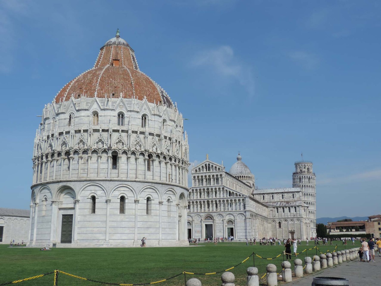 Zwischenhalt in Pisa, Piazza dei Miracoli mit dem Baptisterium + Dom