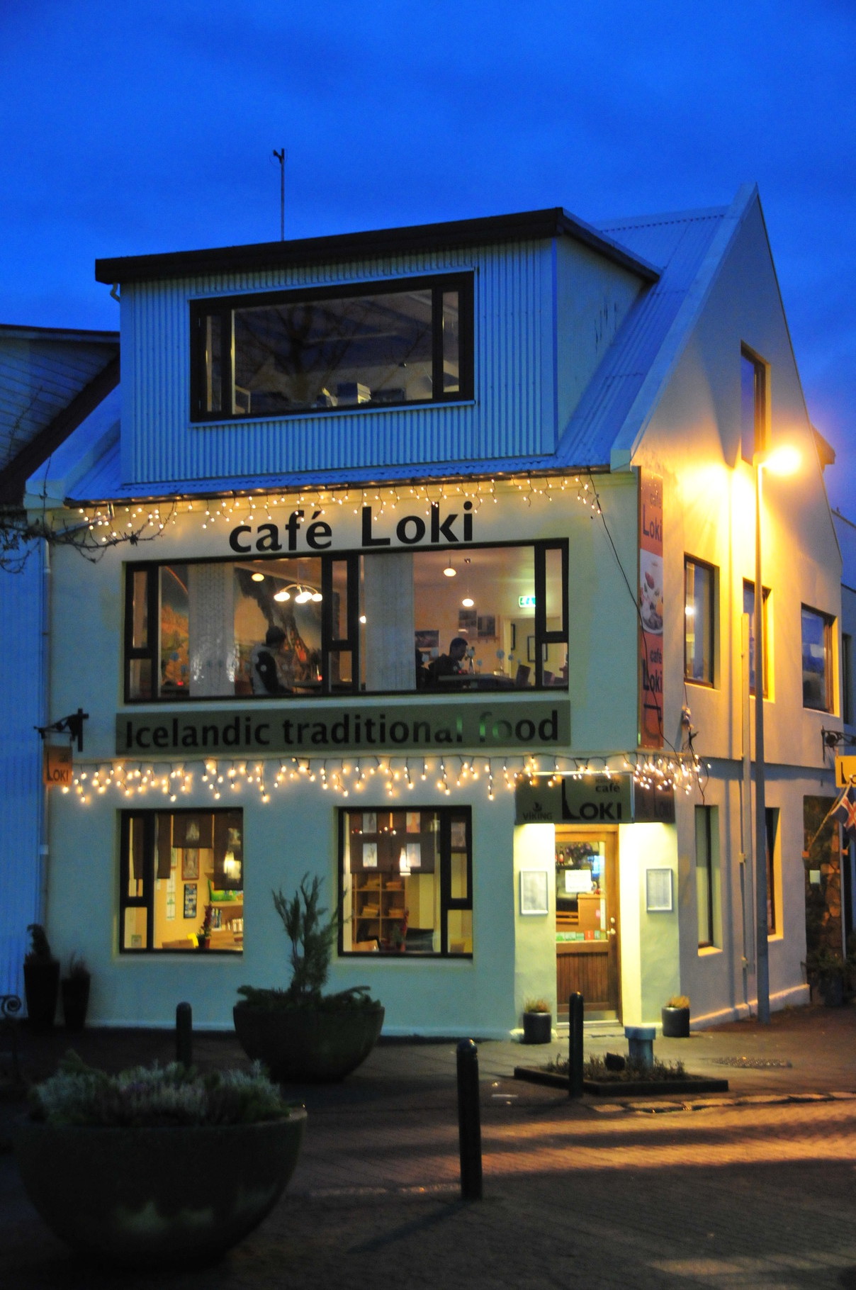 Cafe Loki mit lokalen Köstlichkeiten