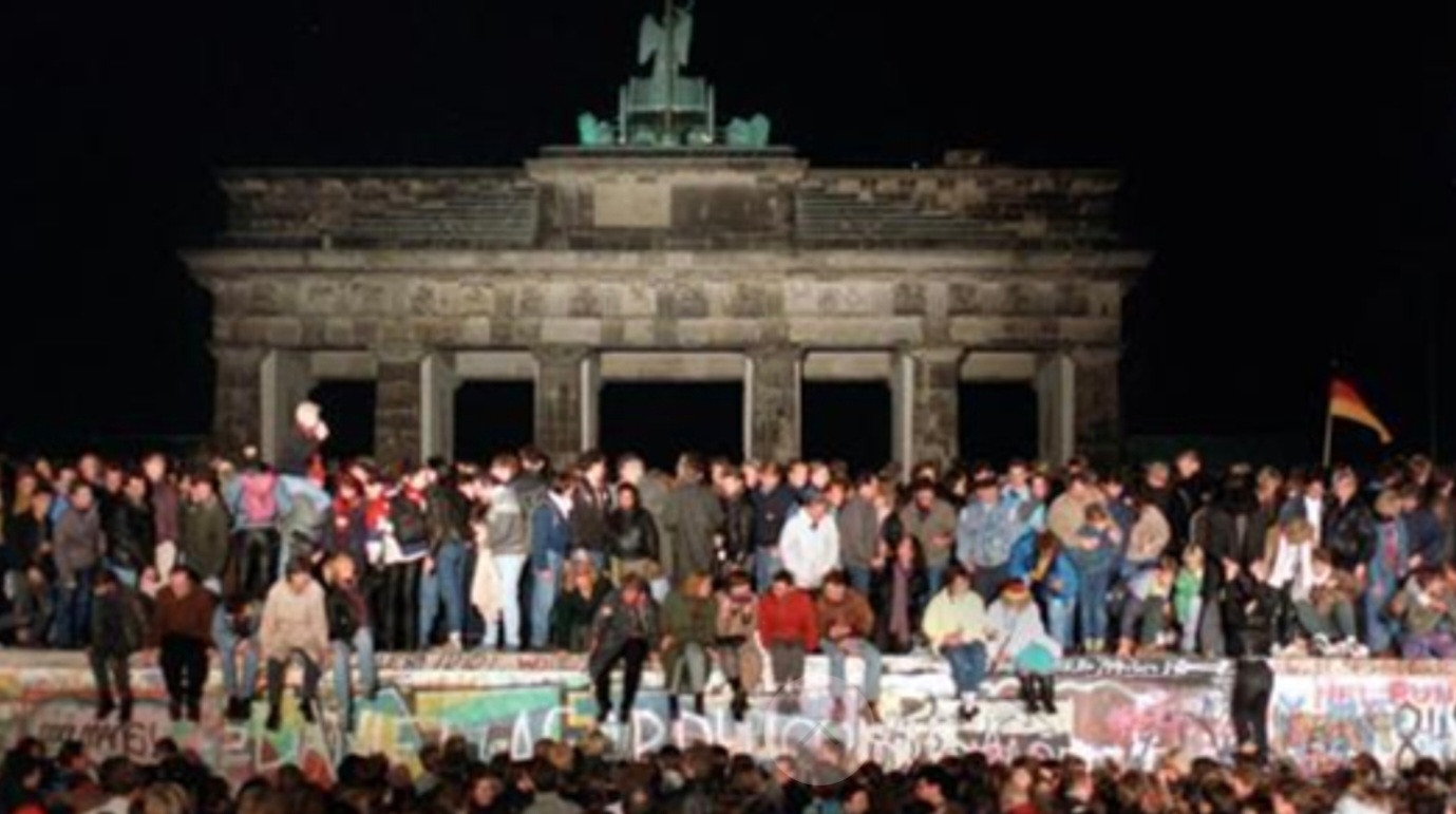 Durch "Umgestaltung und Offenheit" fällt die Mauer, werden die Teilung Deutschlands und Europas beendet