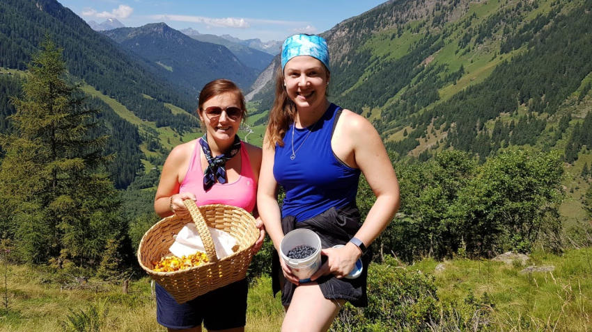 Manni und Becci beim Beerensammeln mit dem Valsertal im Hintergrund