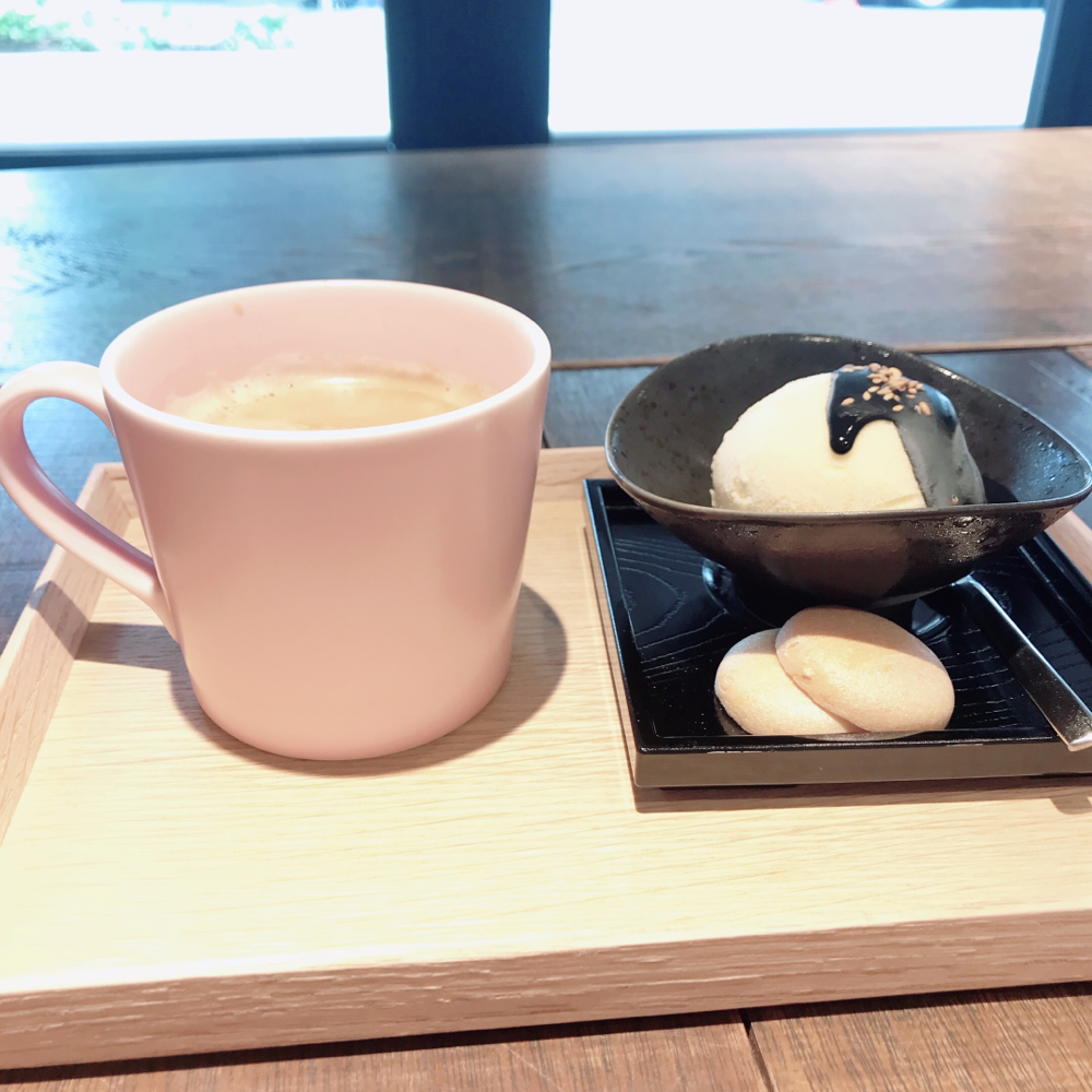 コーヒーと黒胡麻アイス　和田萬の黒ねり胡麻がすごく美味しい