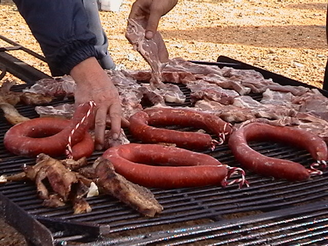 ASANDO CHORIZOS Y CHULETAS