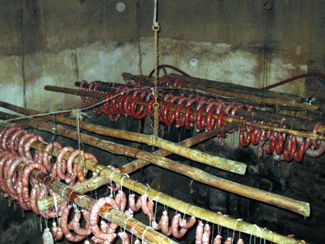 LOS CHORIZOS COLGADOS PARA SECAR