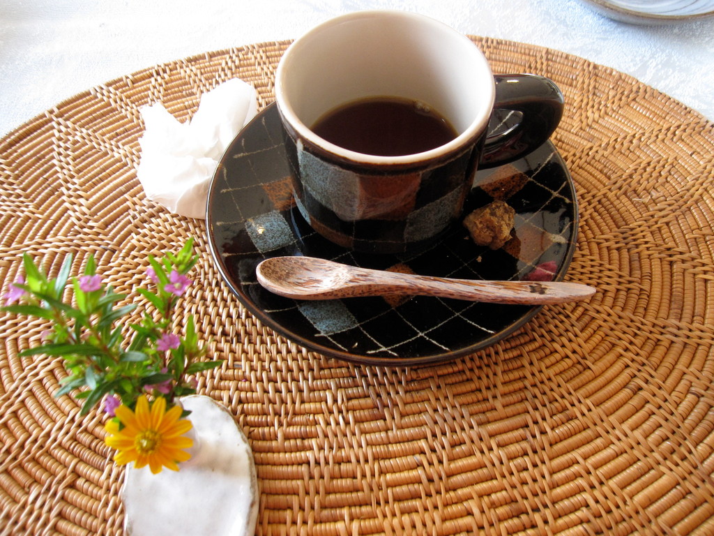朝は引立てのコーヒーを屋久島名産黒砂糖と共にいただけます