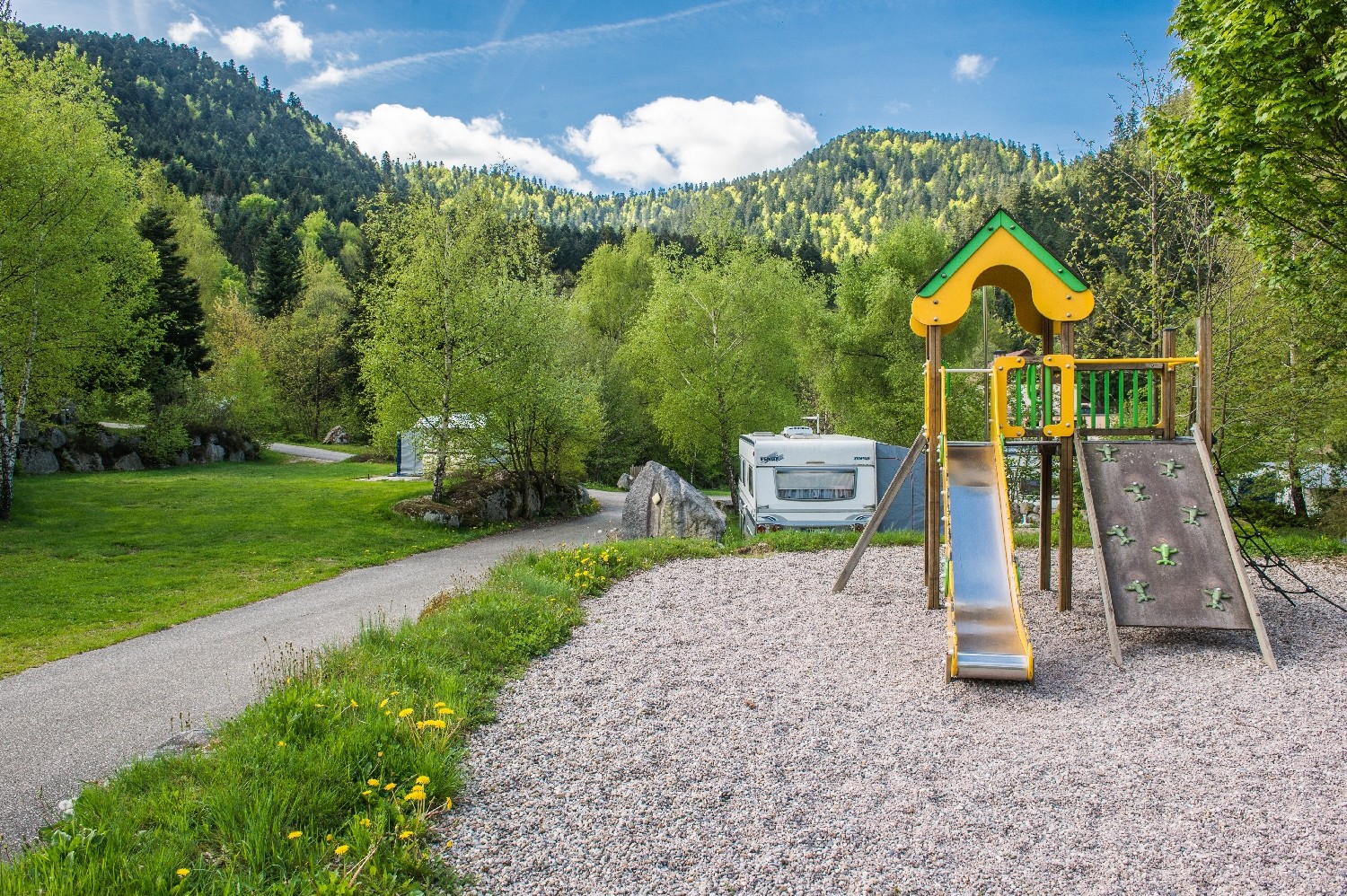 aire de jeux pour enfants 4-12 dans le camping au printemps