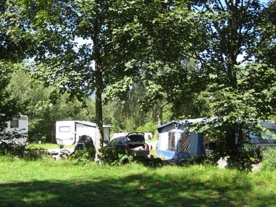 emplacement semi-ombragé pour caravane en été